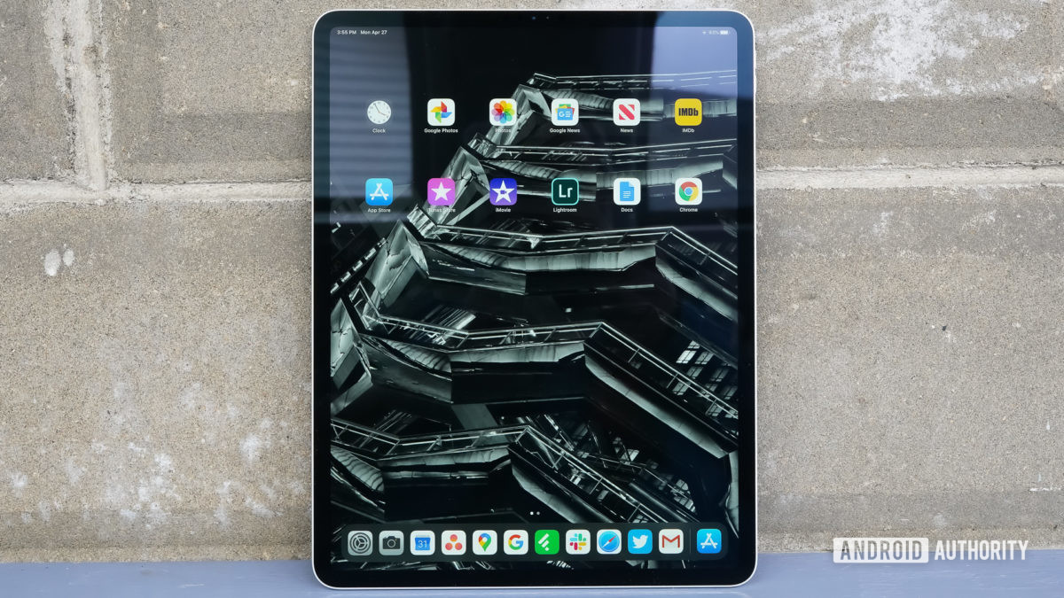 Apple iPad Pro 2020 standing home screen