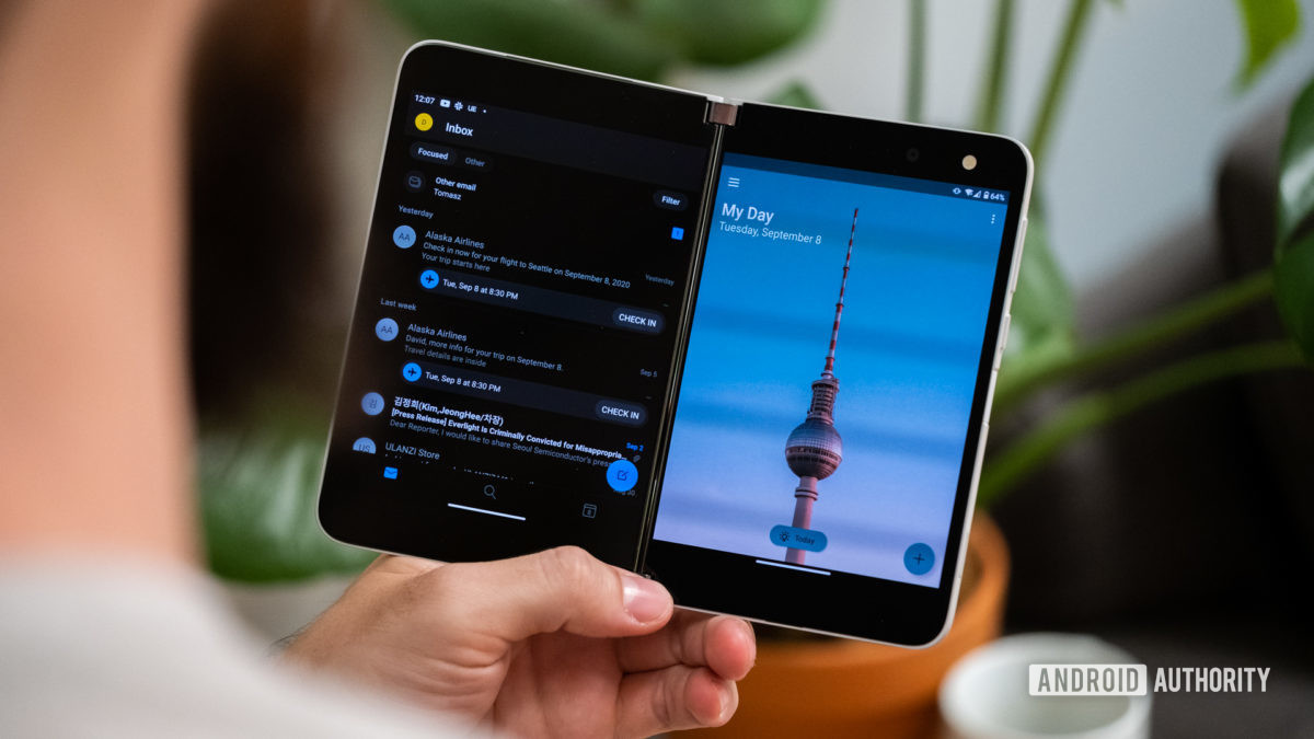 Microsoft Surface Duo using dual apps