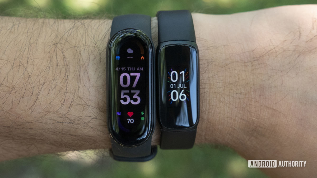 fitbit luxe vs xiaomi mi band 6 on wrist