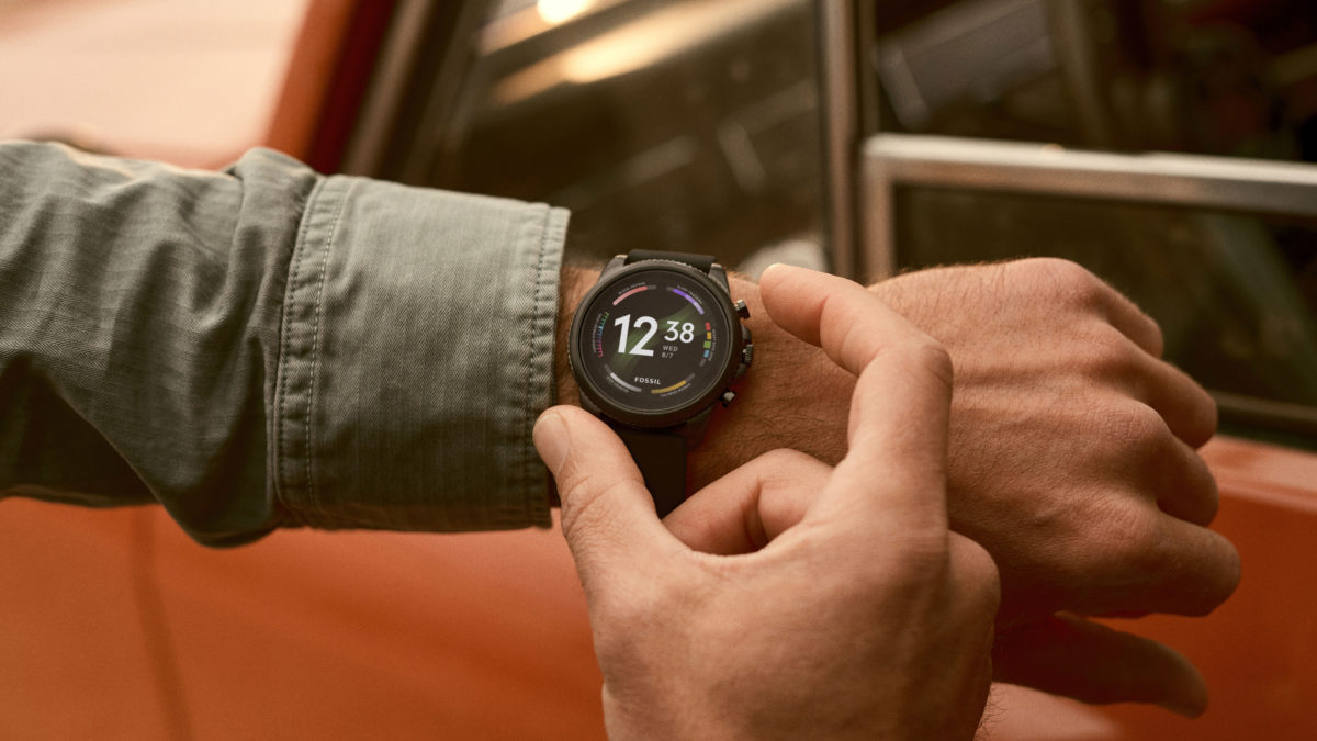 The black silicone Fossil Gen 6 smartwatch on a man's wrist.