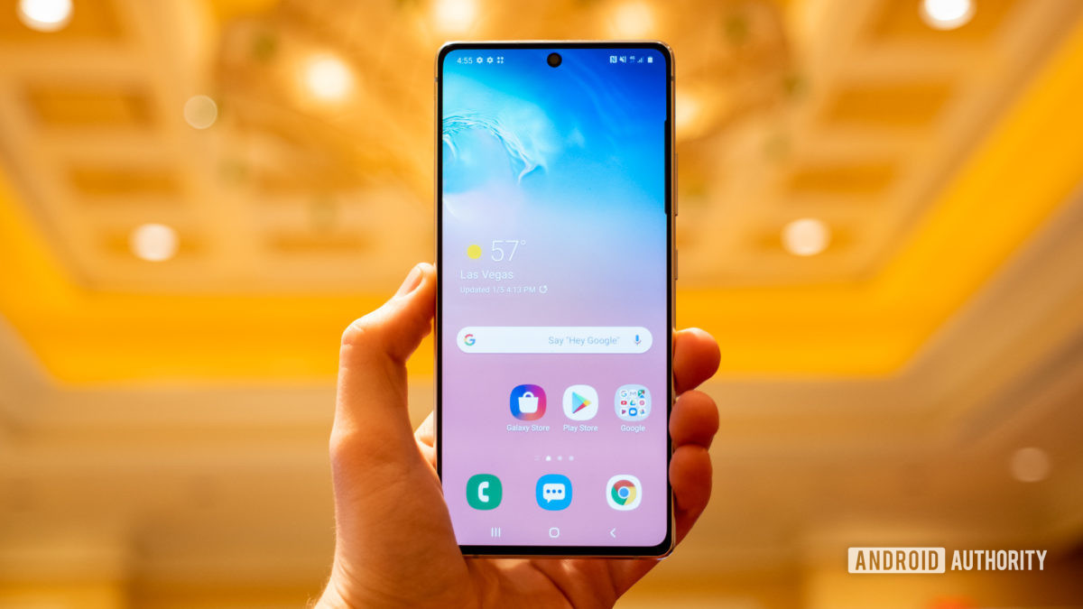 Samsung Galaxy S10 Lite screen in hand 1