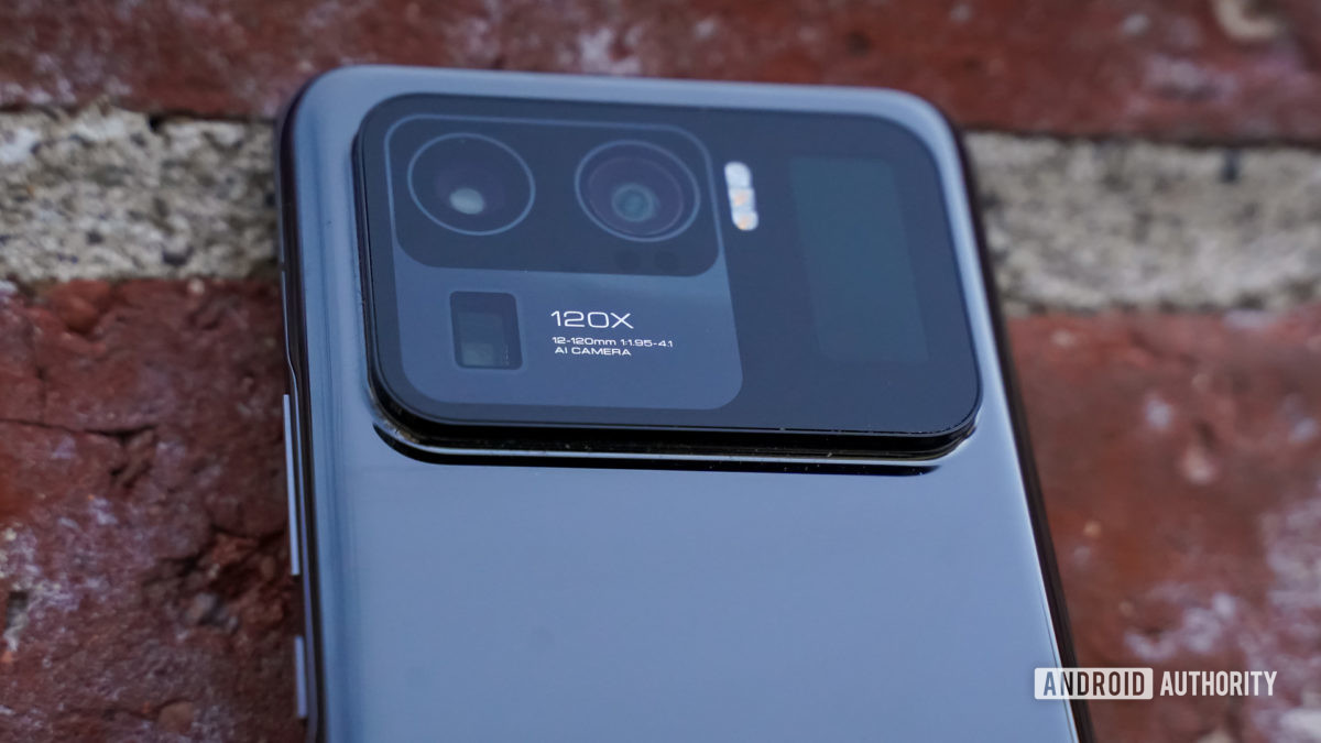 Xiaomi Mi 11 Ultra leaning camera