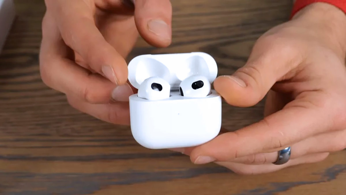 Supposedly leaked third-generation AirPods.