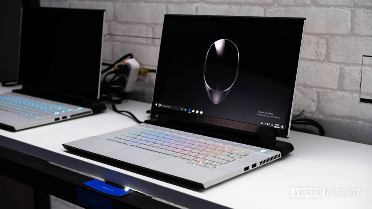 Dell Alienware m15 2019 - at angle