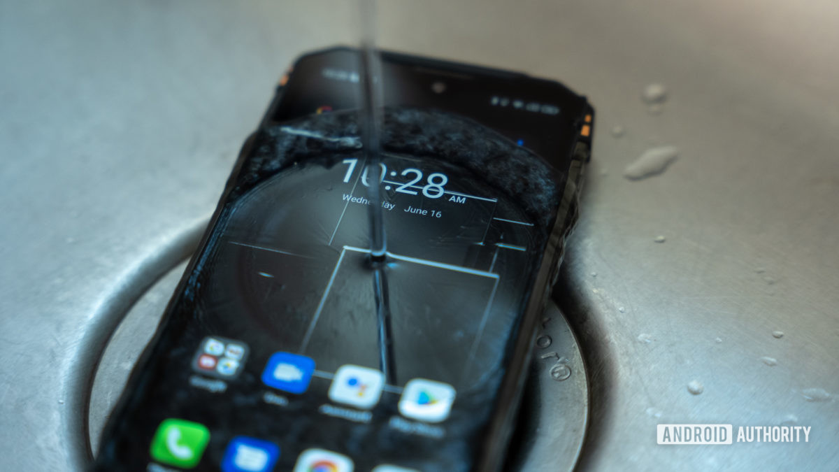 Doogee S96 Pro under running water