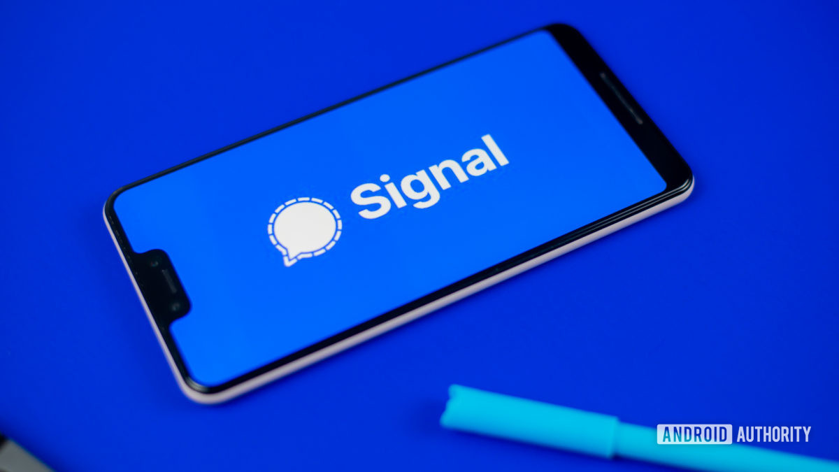 Signal Private Messenger stock photo 4