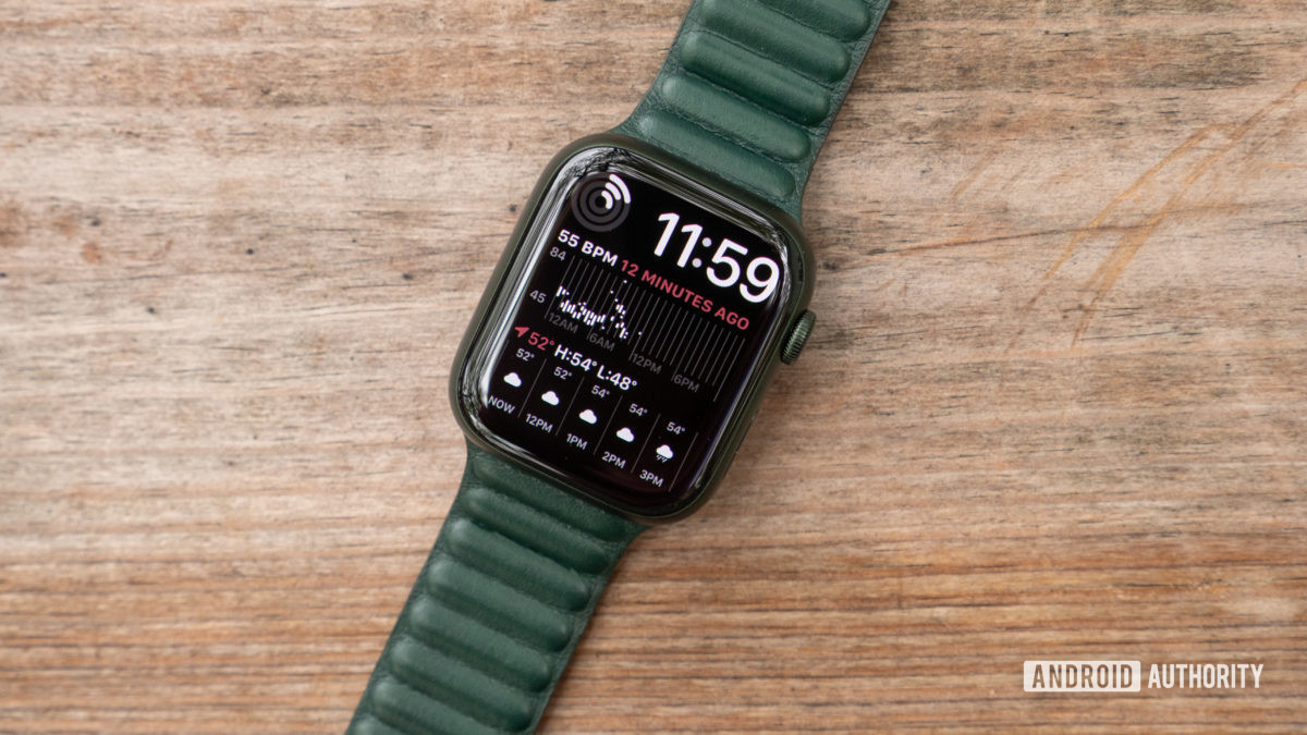 Apple Watch Series 7 review modular duo watch face display close up 