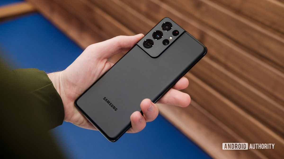 Samsung Galaxy S21 Ultra back in hand 1