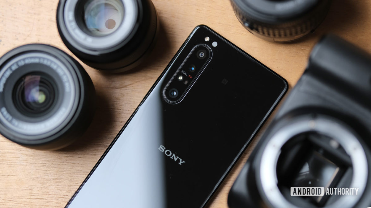 Sony Xperia vs DSLR camera