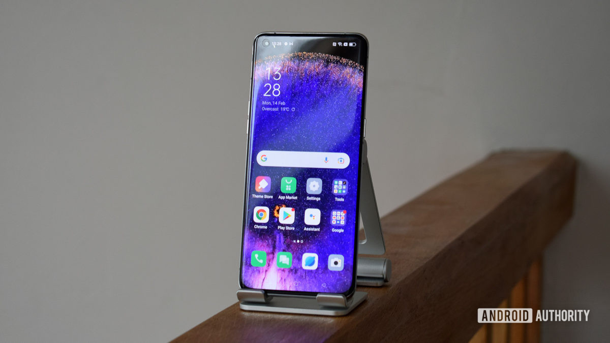 Oppo Find X5 Pro homescreen in stand