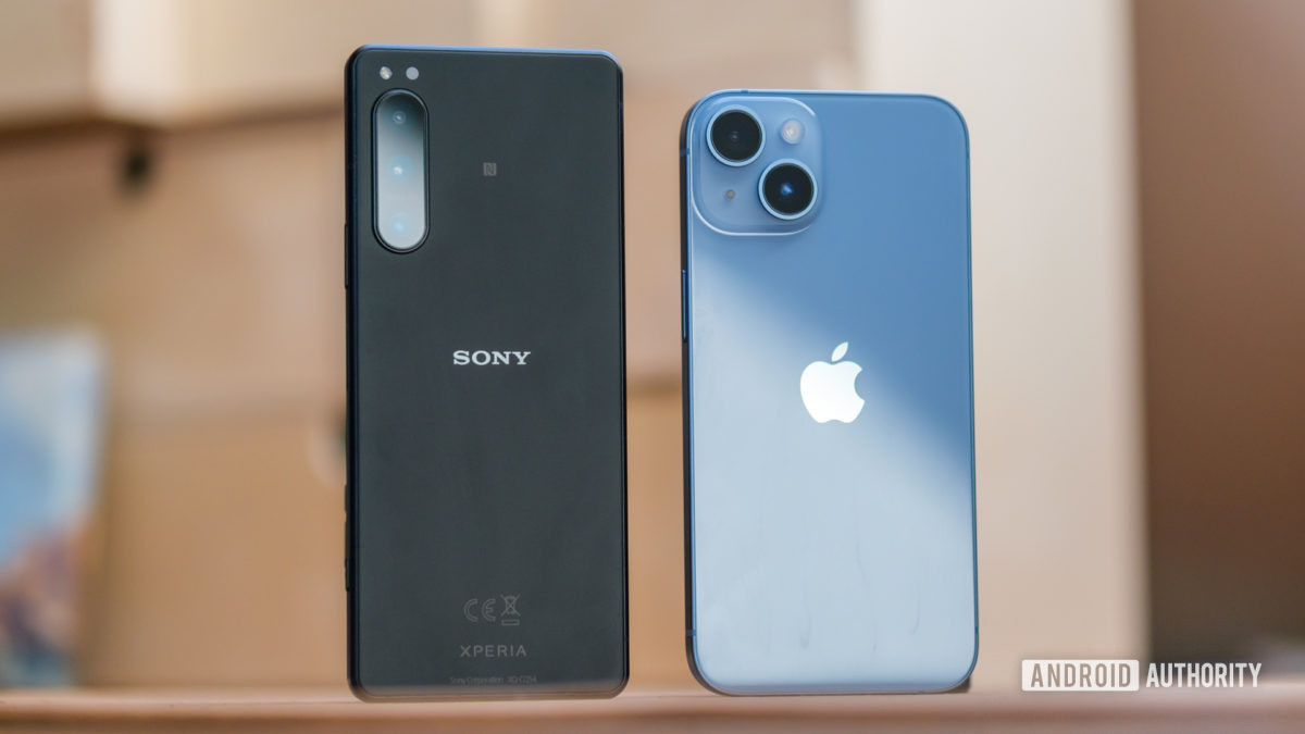 Sony Xperia 5 IV vs Apple iPhone 14 standing