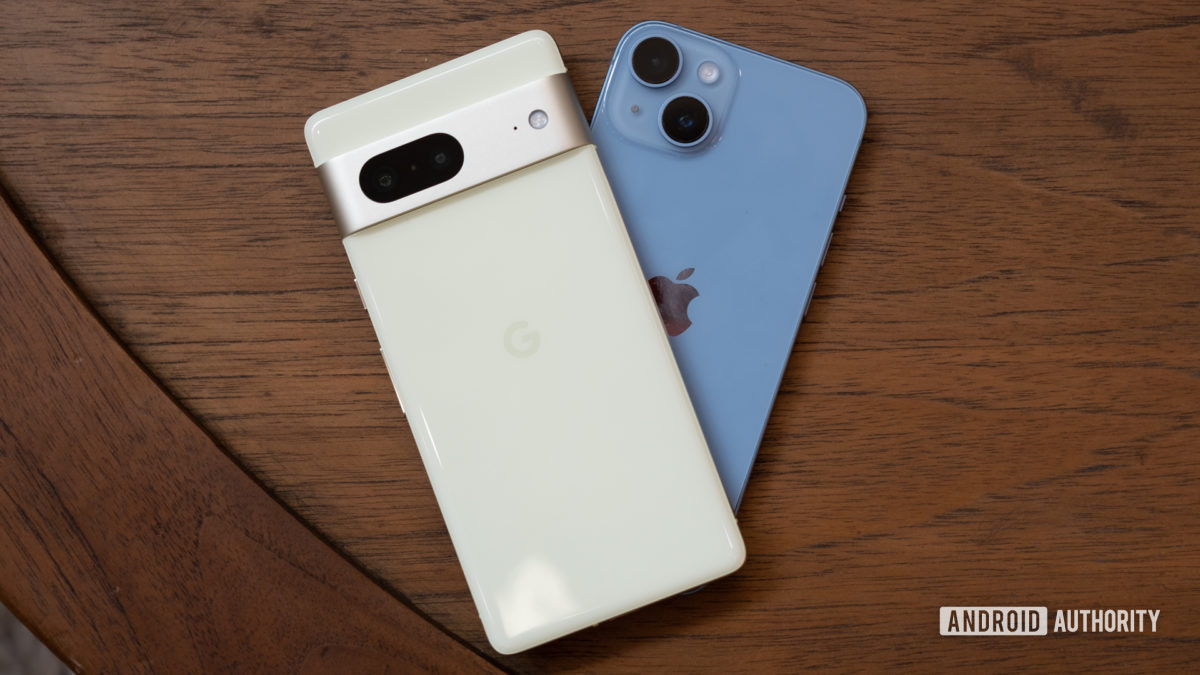 google pixel 7 vs apple iphone 14 back