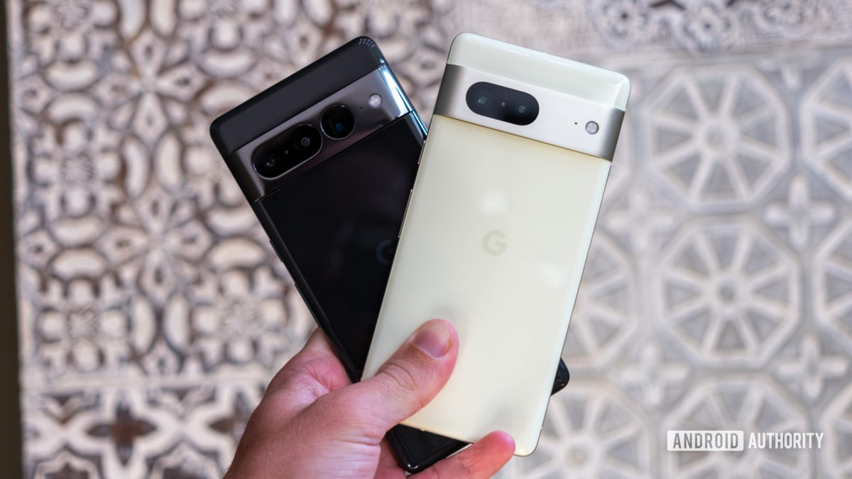 google pixel 7 vs pixel 7 pro in hand