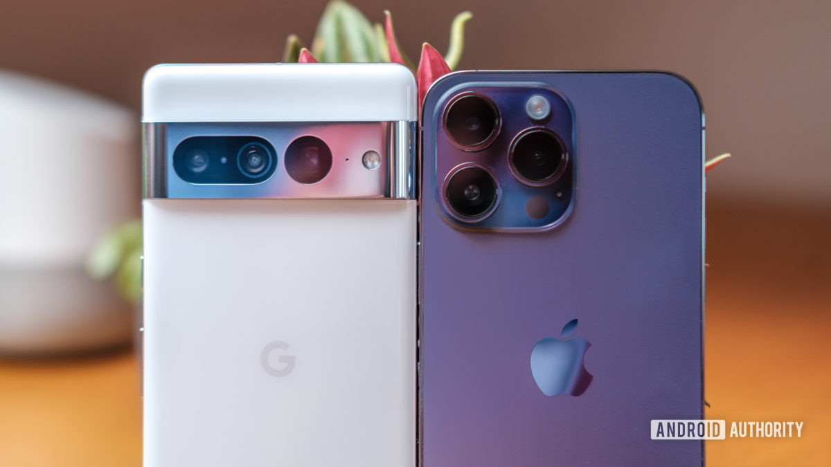 Google Pixel 7 Pro vs Apple iPhone 14 Pro Max backs