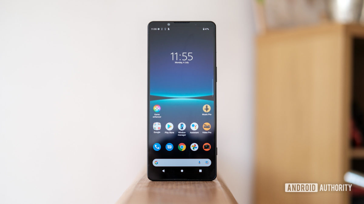 Sony Xperia 1 IV display standing