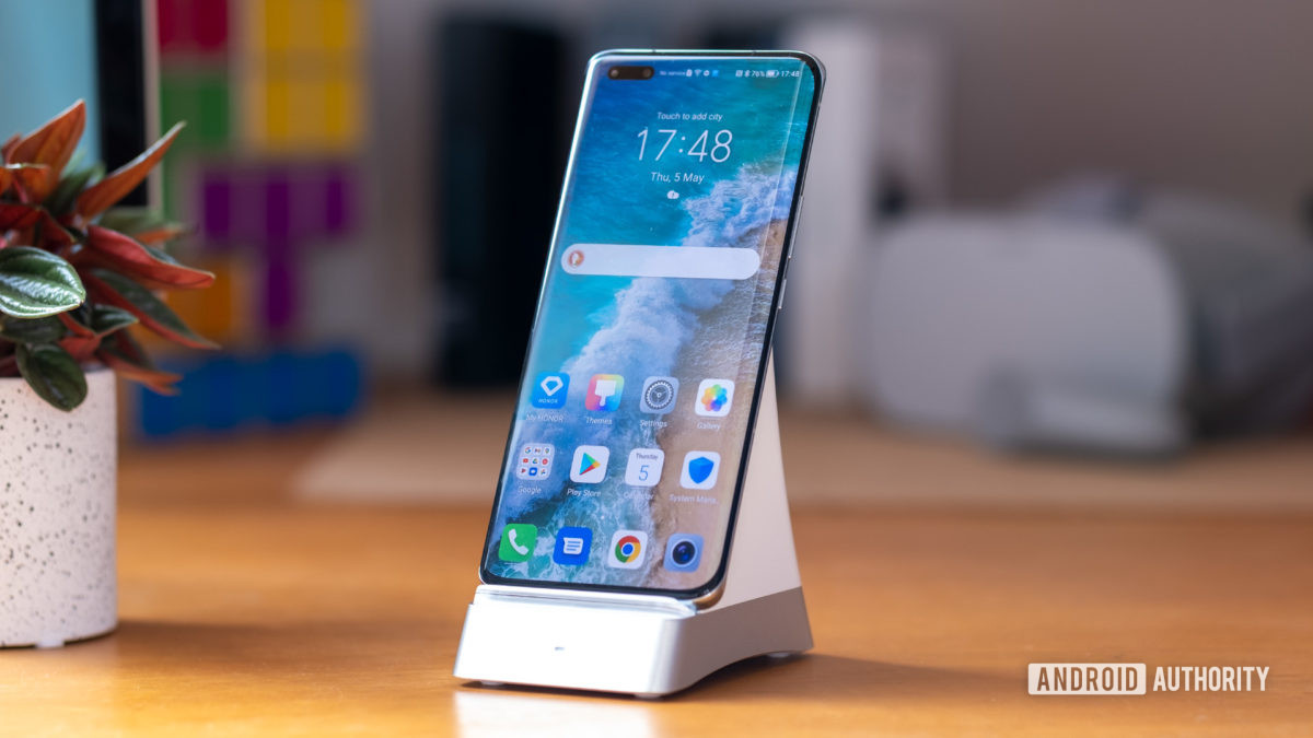 HONOR Magic 4 Pro wireless charging dock