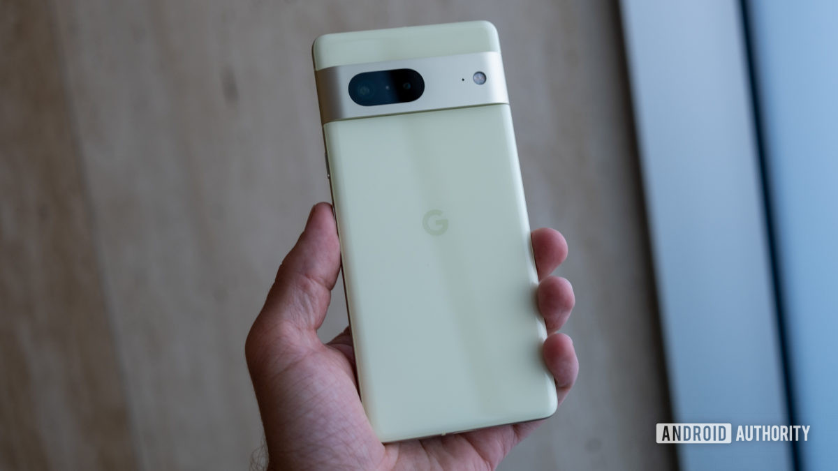 google pixel 7 back in hand