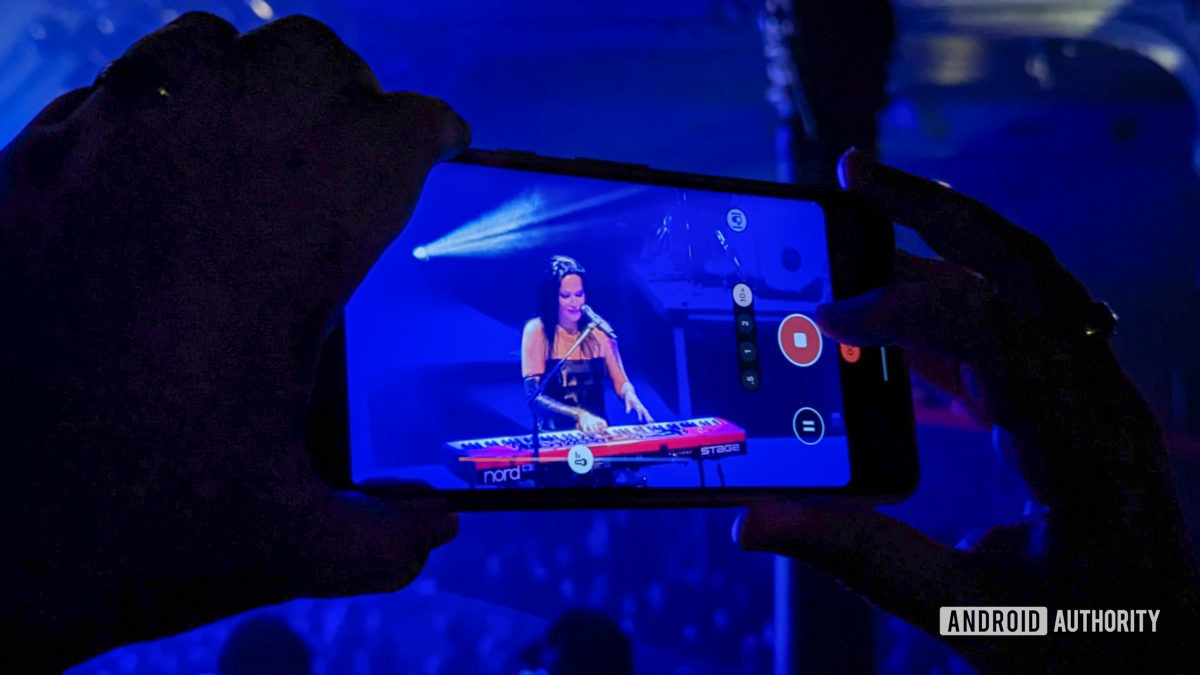 google pixel 7 pro snapping photo concert 2 2