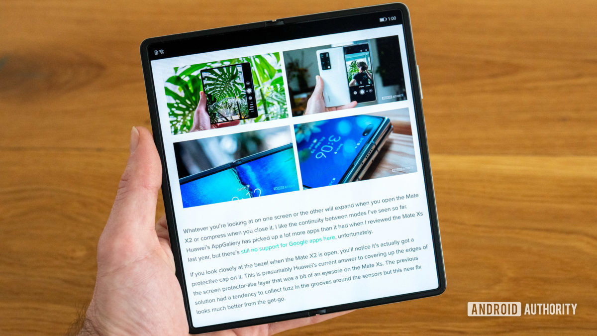 HUAWEI Mate X2 review website open in reading mode