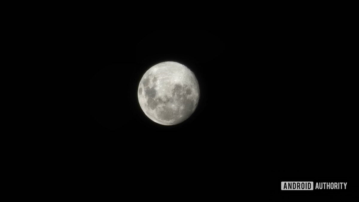 Samsung Galaxy S22 Ultra moon mode shot Hadlee