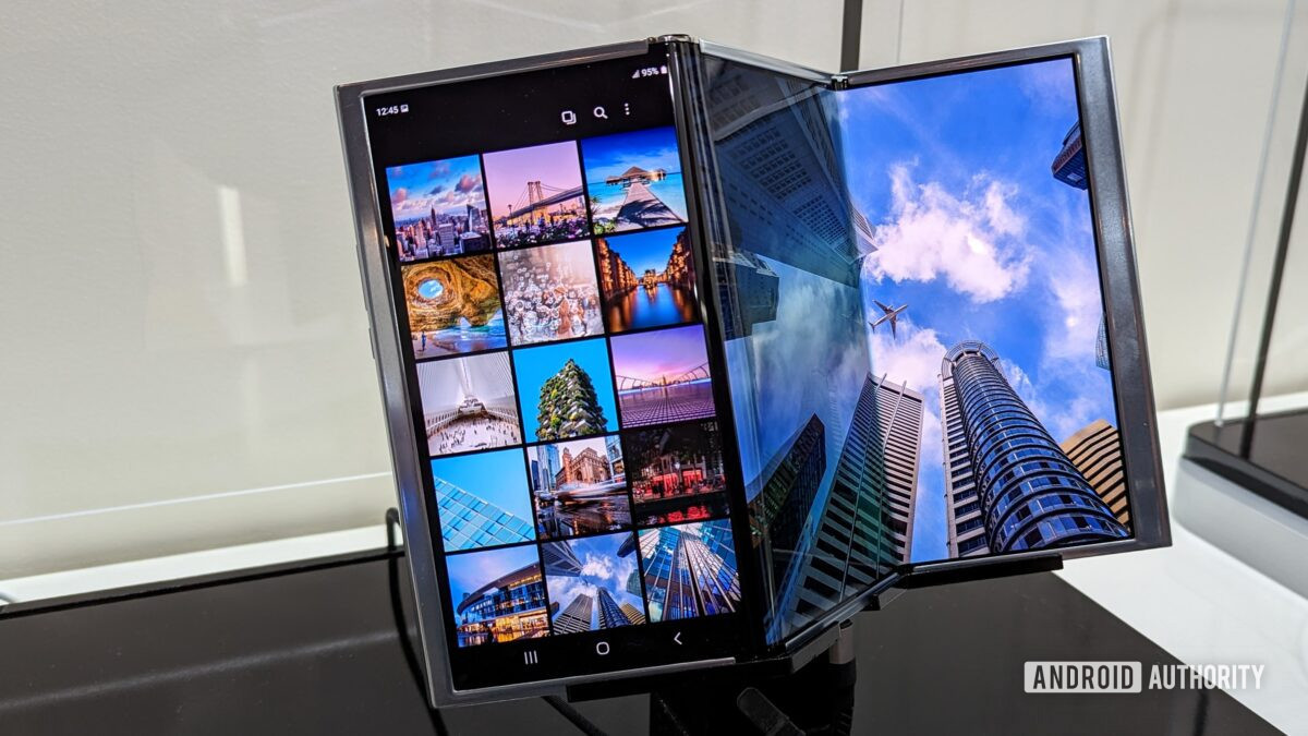 Samsung tri fold foldable concept MWC 2023