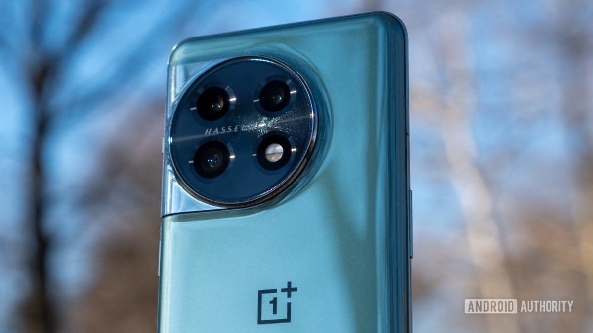 oneplus 11 cameras angled