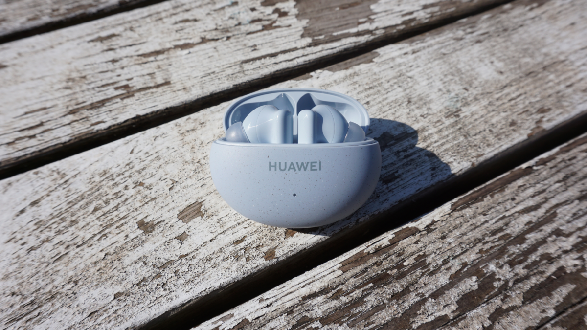 HUAWEI FreeBuds 5i charging in case