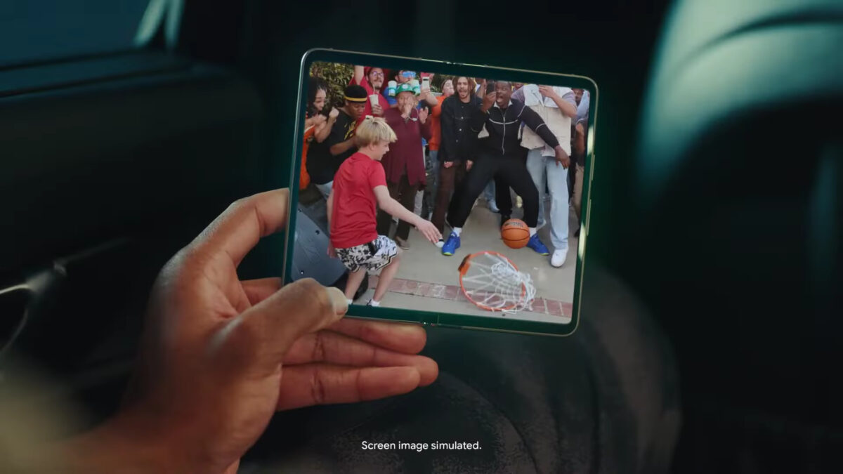 Google Pixel Fold watching video