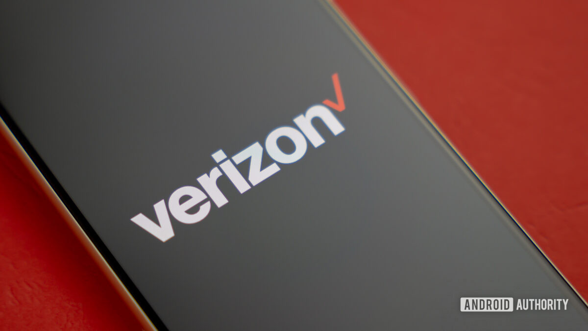 Verizon logo on smartphone with a colored background Stock photo 3