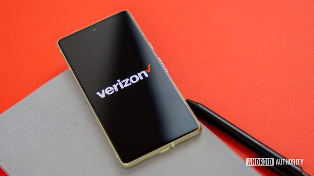 Verizon logo on smartphone with a colored background Stock photo 5