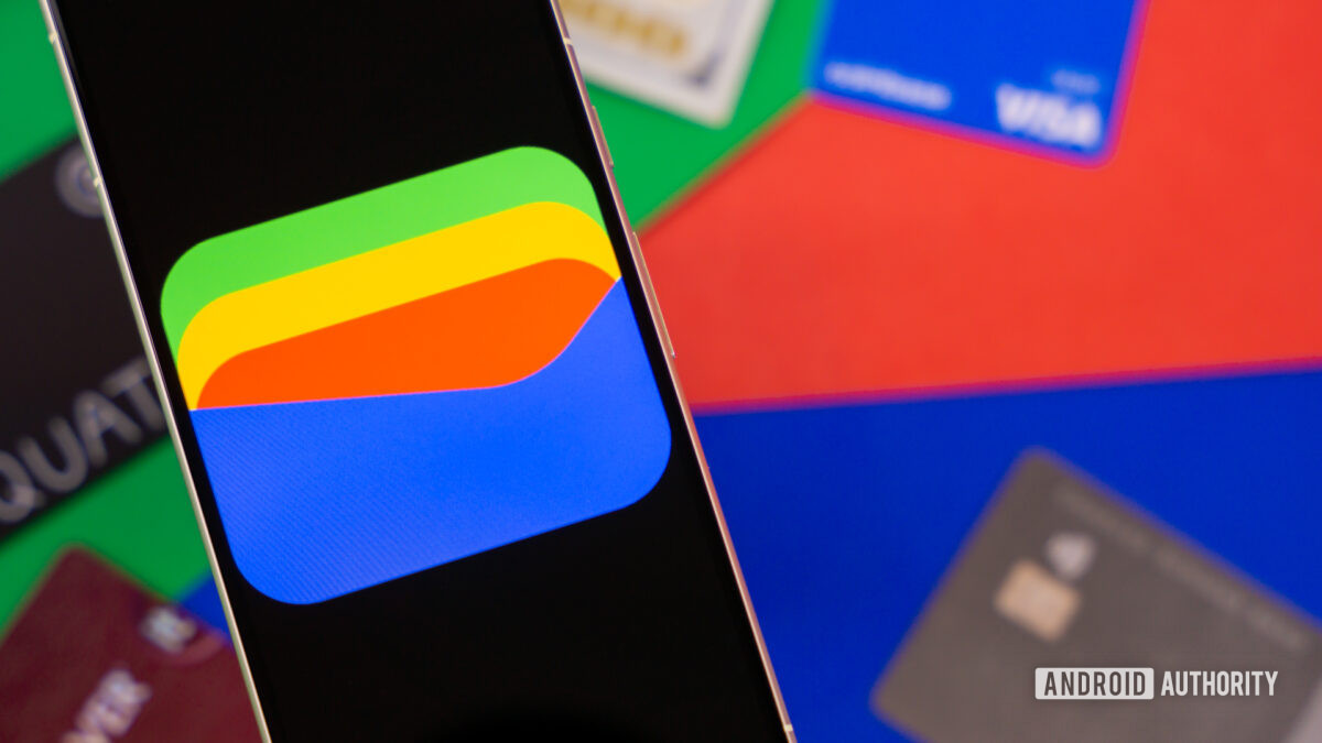 Google Wallet logo on smartphone next to credit cards and cash Stock photo 3