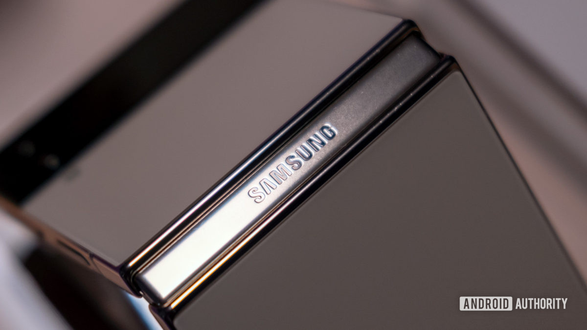 Samsung logo Galaxy Z Flip 4 hinge