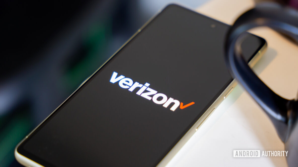 Verizon logo on smartphone laying on desk Stock photo 1