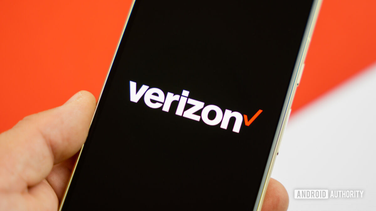 Verizon logo on smartphone with a colored background Stock photo 12