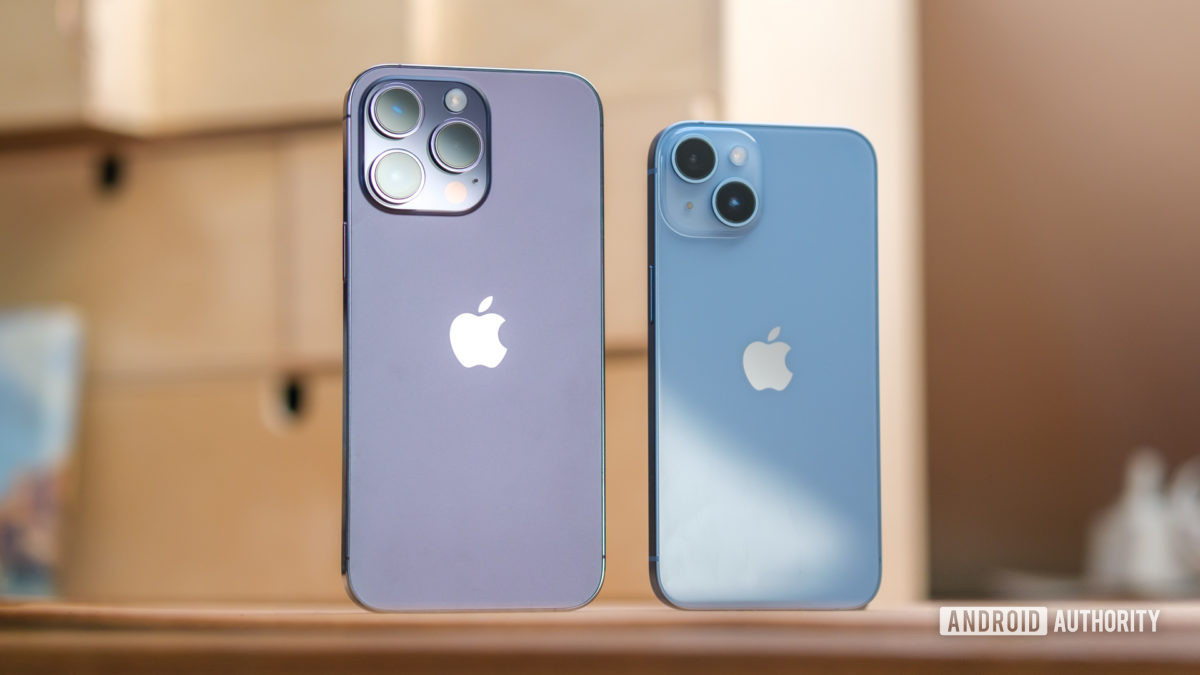 Apple iPhone 14 vs iPhone 14 Pro Max standing