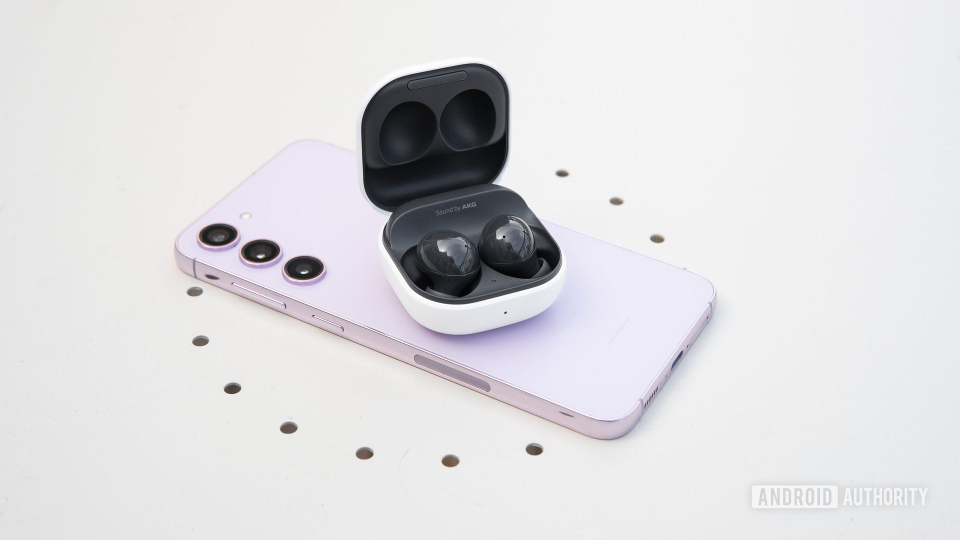 Samsung Galaxy Buds 2 WirelessPowerShare Galaxy S23 Plus angle