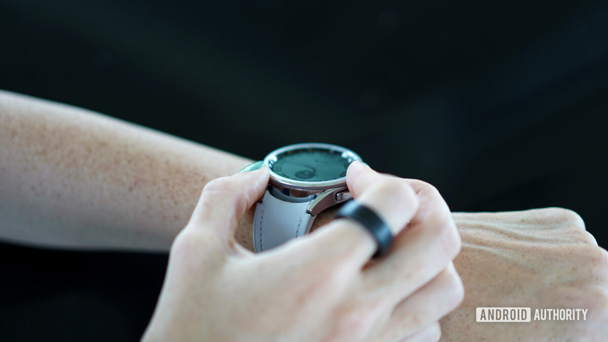 A Samsung Galaxy Watch 6 Clasic user tests the rotating bezel.