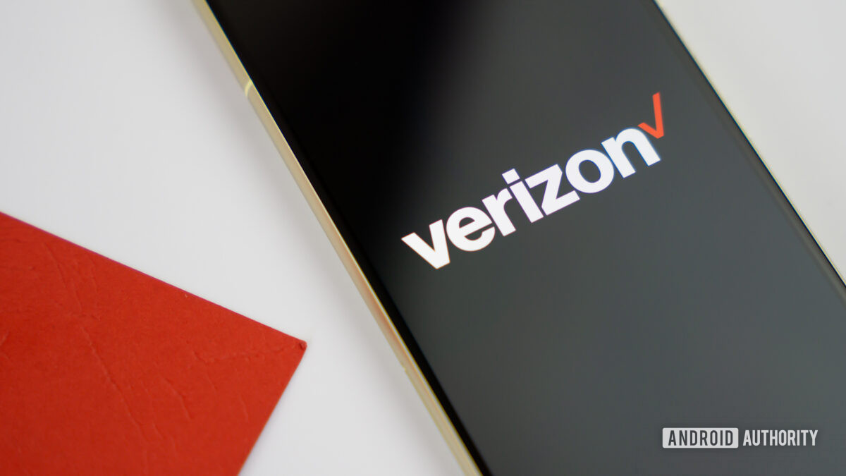 Verizon logo on smartphone with a colored background Stock photo 10