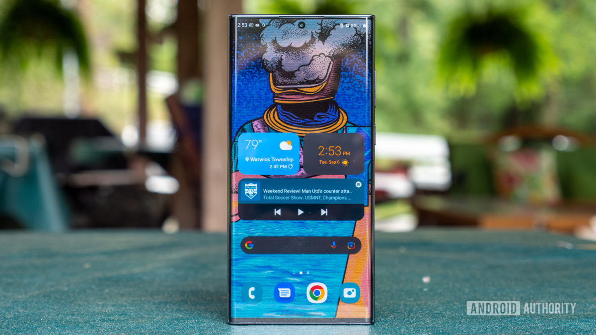 samsung galaxy s22 ultra home screen standing