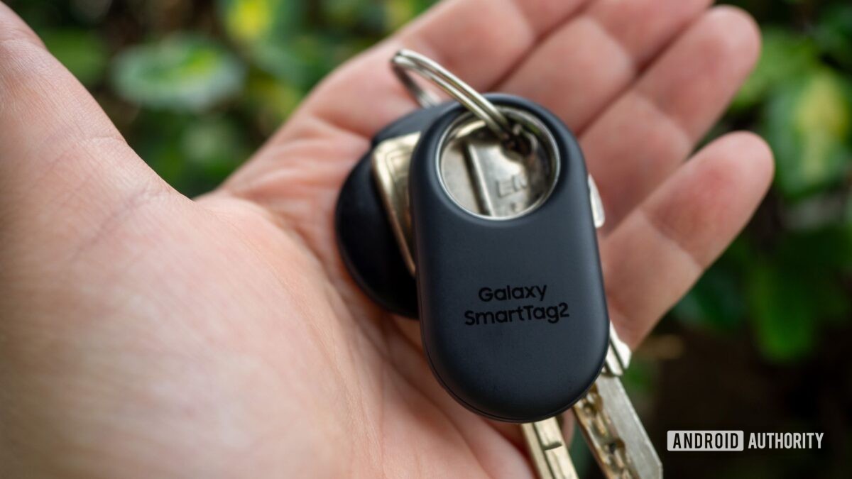 samsung smarttag 2 in hand keys 2