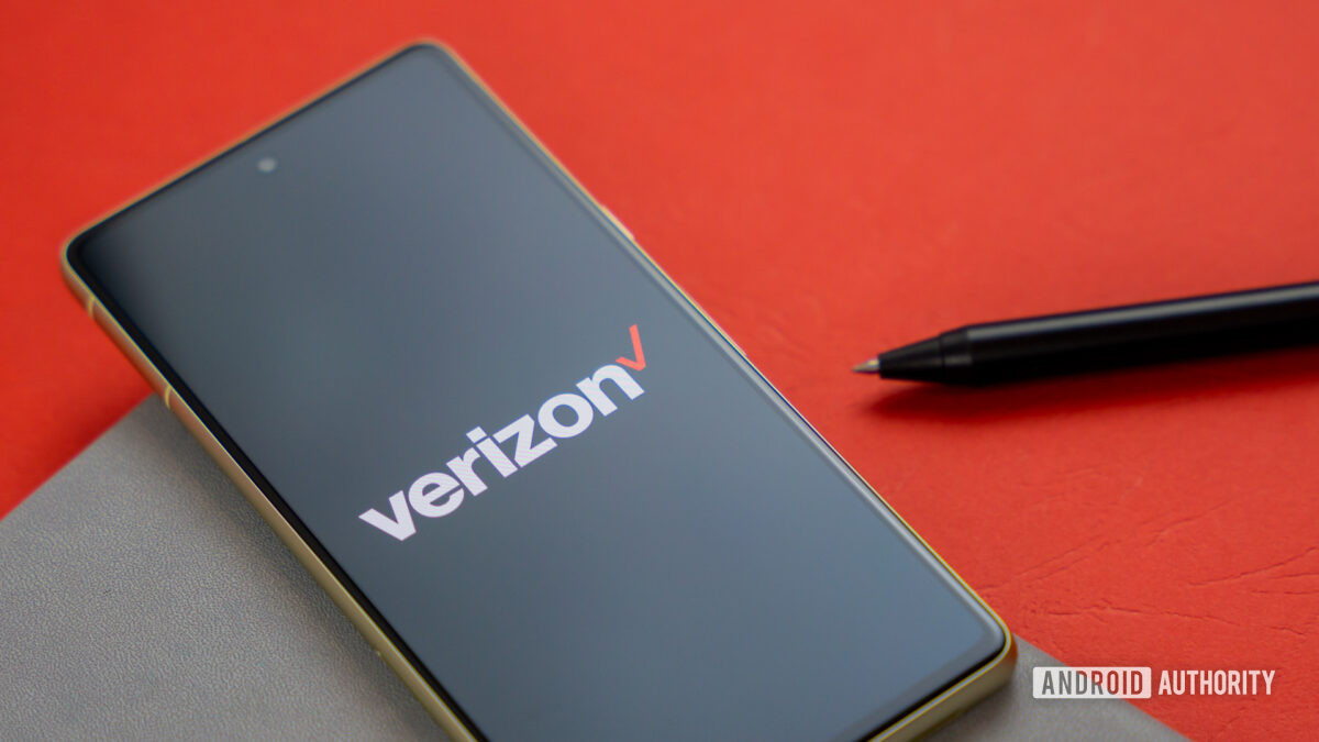 Verizon logo on smartphone with a colored background Stock photo 4