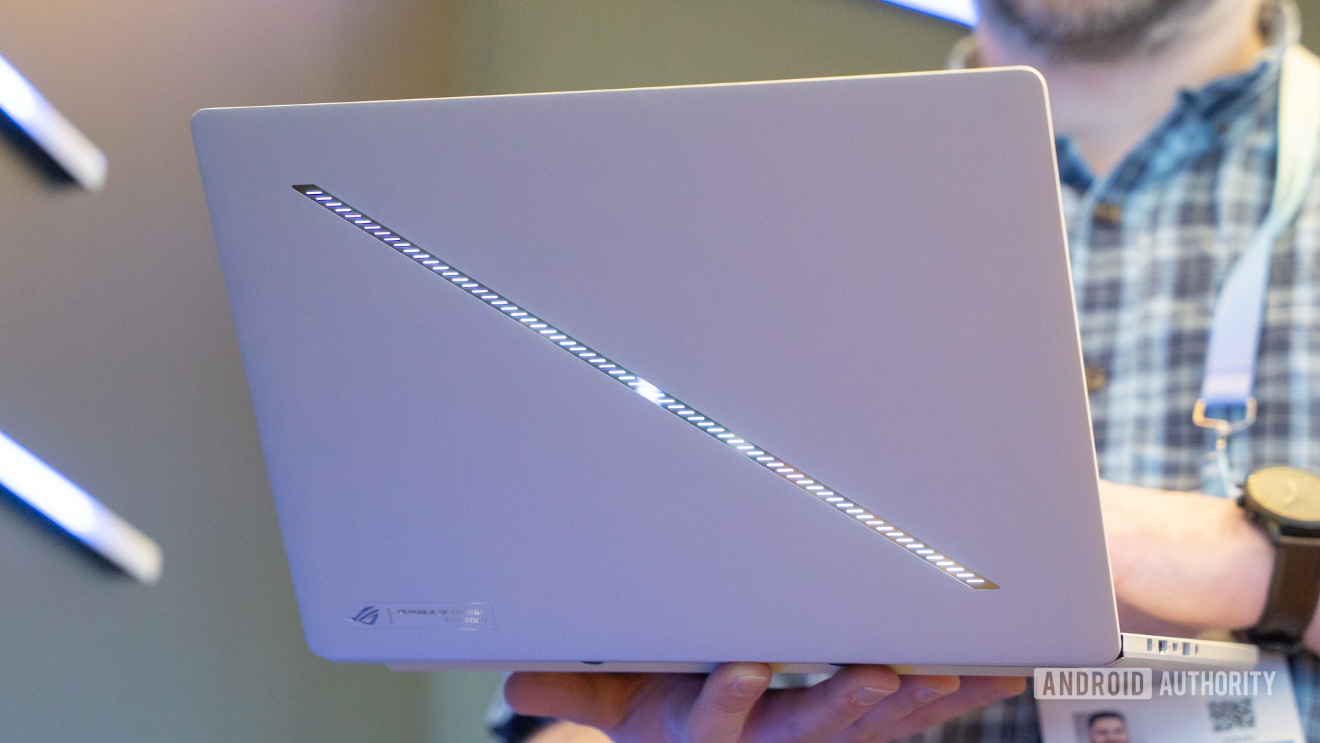 ASUS ROG Zephyrus 2024 laptop in hand (6)