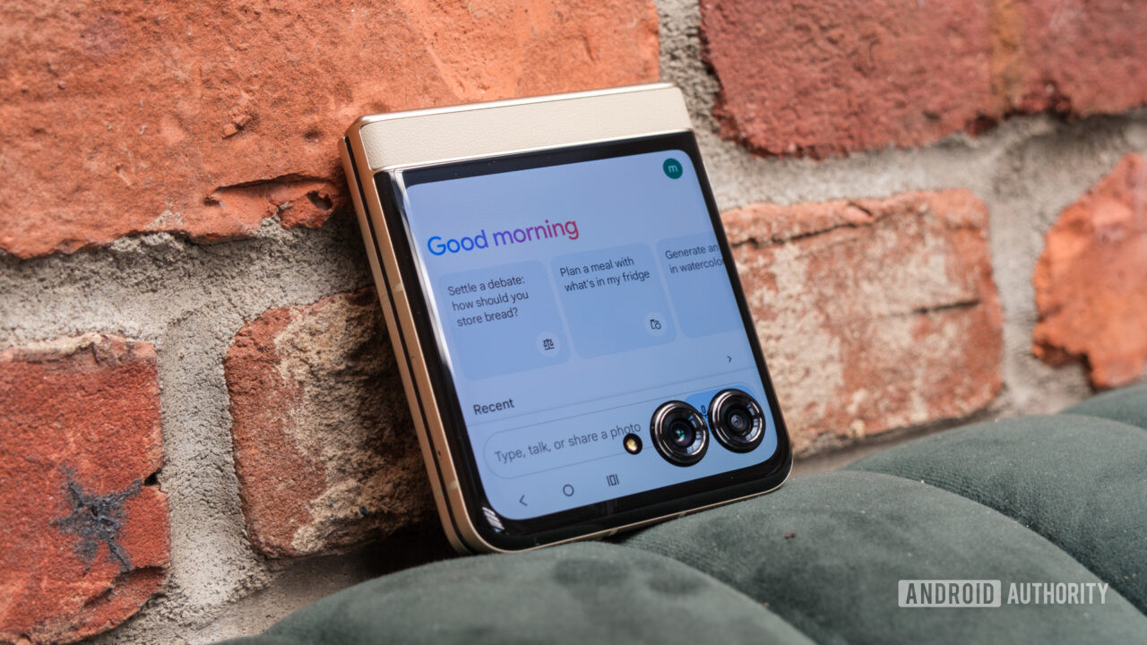 Motorola Razr 2024 gemini app