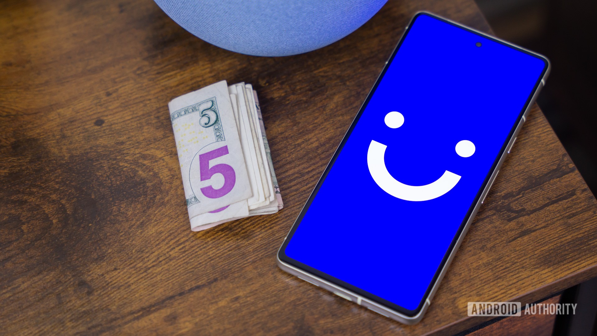 Visible logo on smartphone, next to money, stock photo (1)