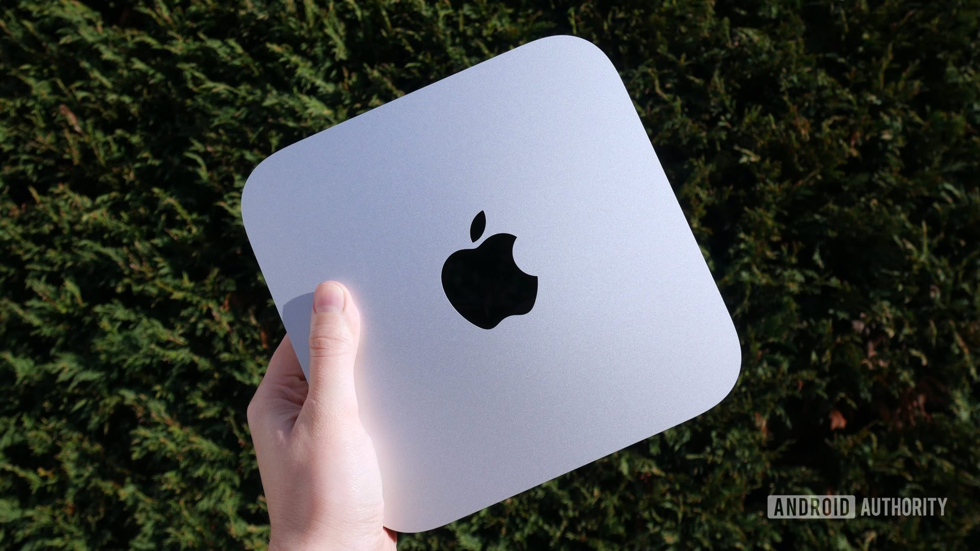 Apple Mac Mini M2 2023 in hand