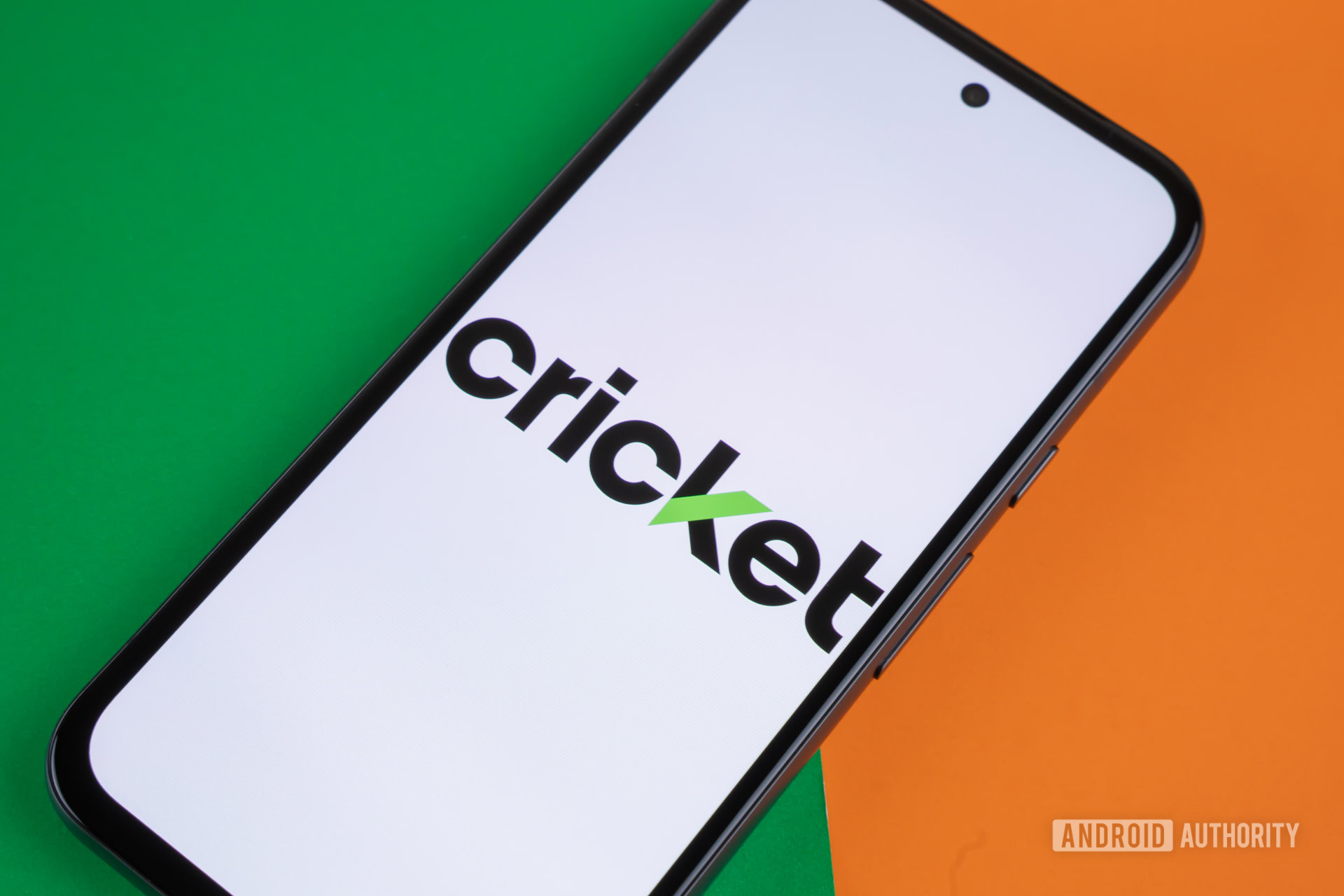 Cricket Wireless logo on smartphone Stock Photo (2)