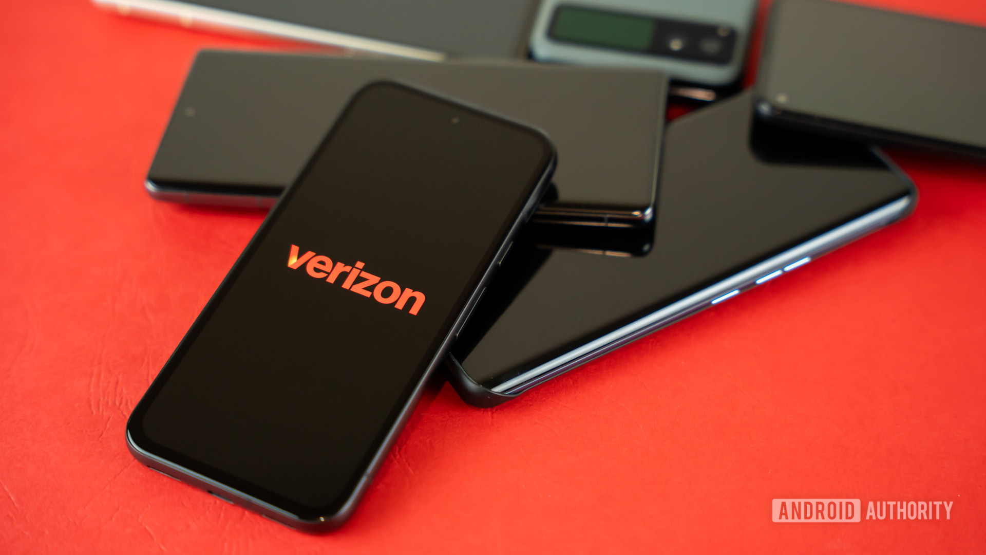 2024 Verizon logo on smartpohone Stock photo (10)