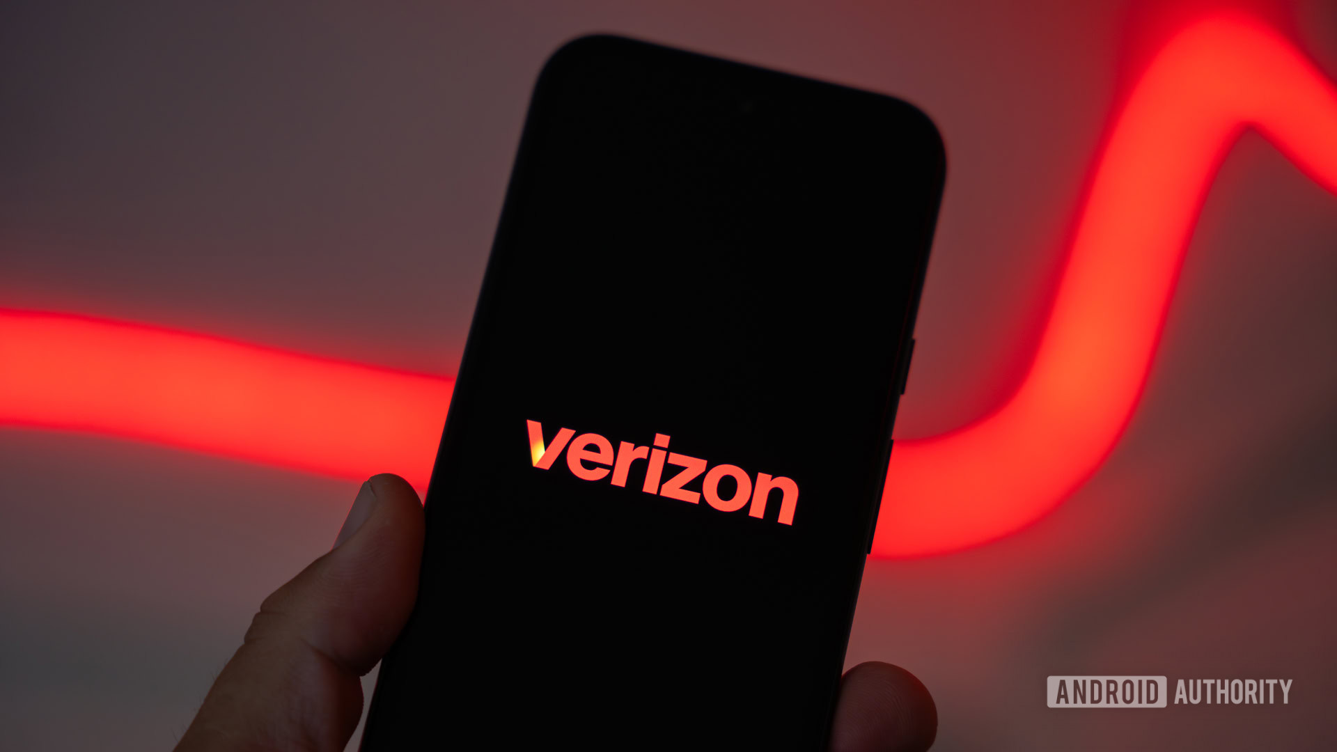 2024 Verizon logo on smartpohone Stock photo (11)