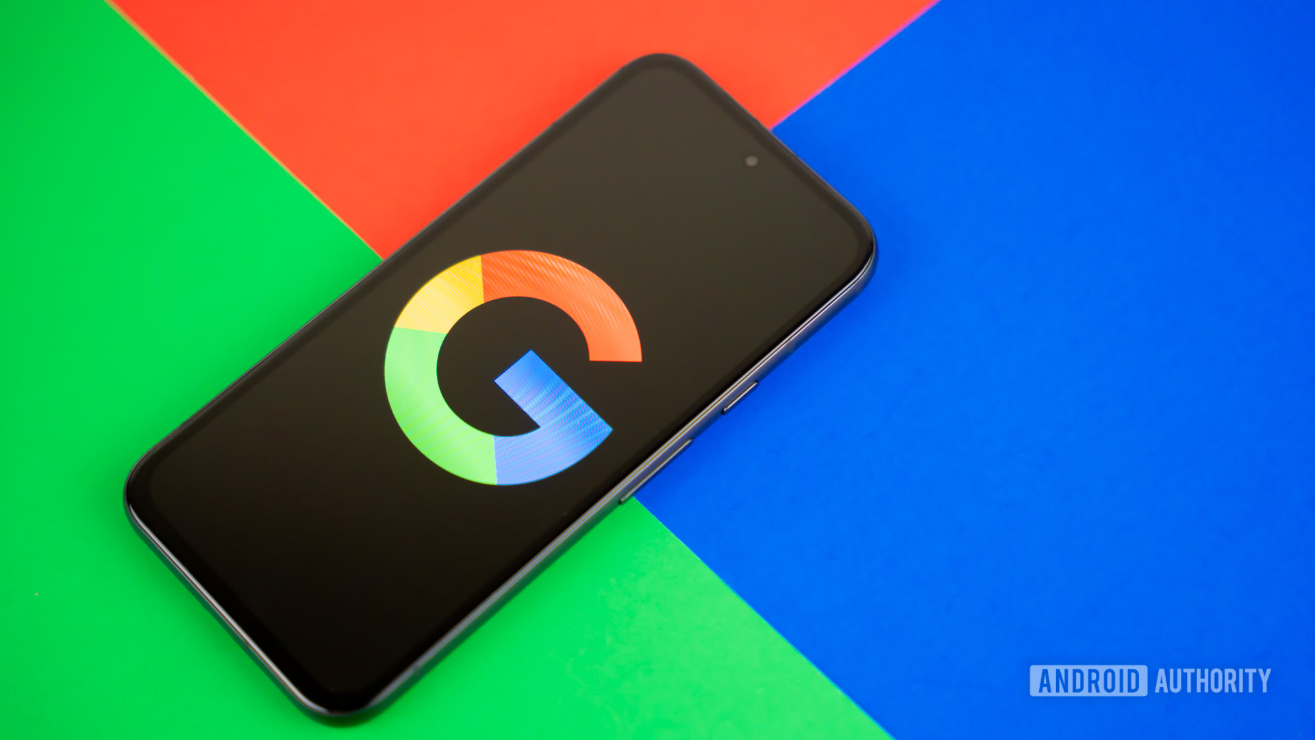 Google or Google Search logo on smartphone, with colorful background stock photo (4)