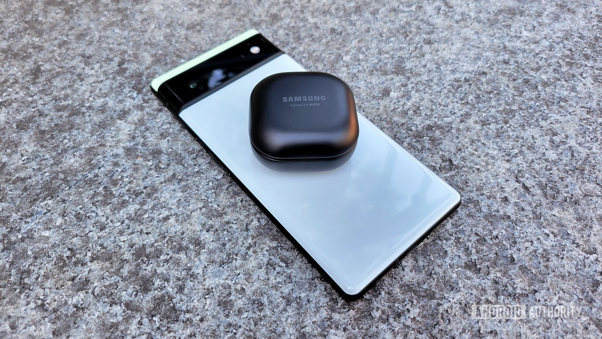 Google Pixel 6 reverse wireless charging